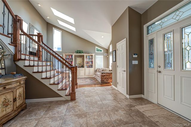9 Crick Holly Lane, East Islip, NY 11730