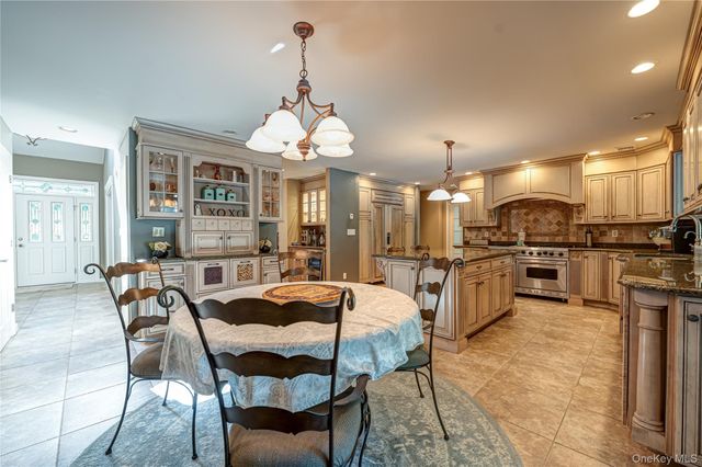 9 Crick Holly Lane, East Islip, NY 11730