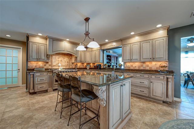 9 Crick Holly Lane, East Islip, NY 11730