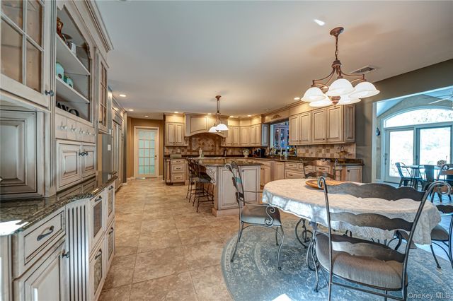 9 Crick Holly Lane, East Islip, NY 11730