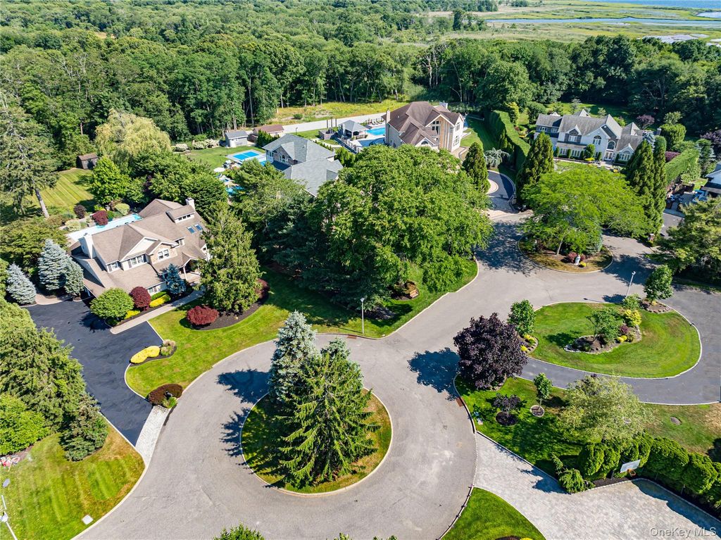 9 Crick Holly Lane, East Islip, NY 11730