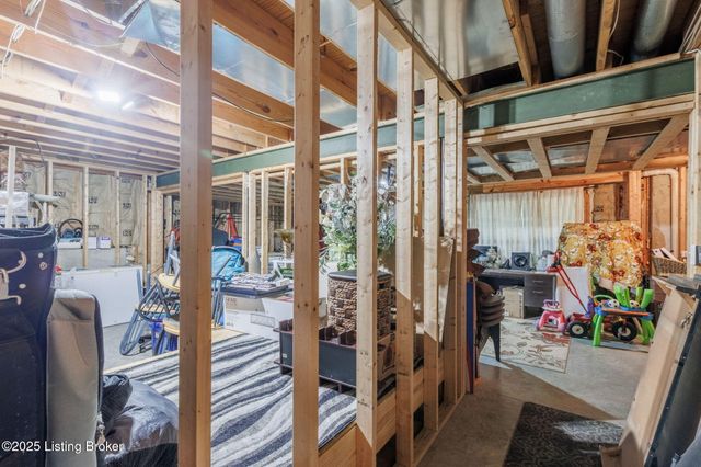 2105 Sugar Maple Dr, La Grange, KY 40031