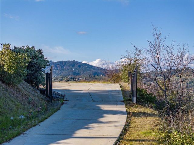 16275 Valparaiso Way, Redding, CA 96001