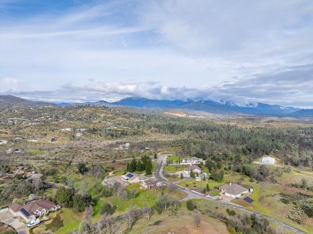 16275 Valparaiso Way, Redding, CA 96001