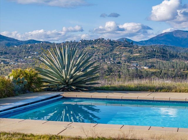 16275 Valparaiso Way, Redding, CA 96001