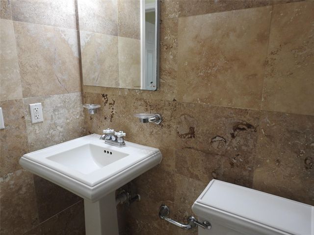 1872 NE 46th Street D12, Fort Lauderdale, FL 33308