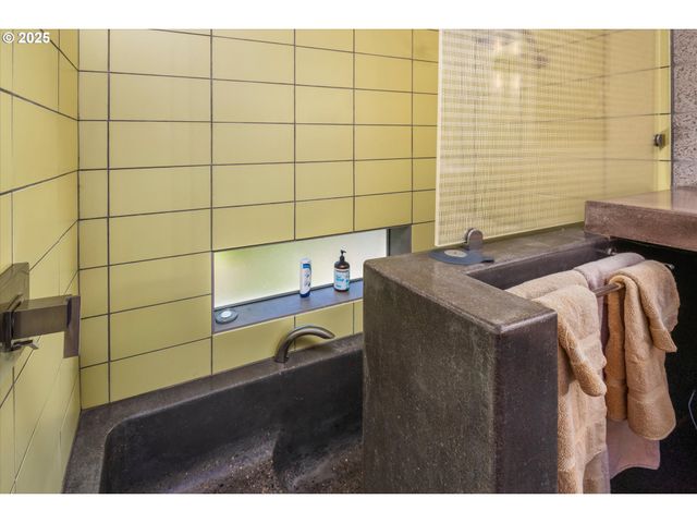 49348 MCKENZIE Hwy, Vida, OR 97488