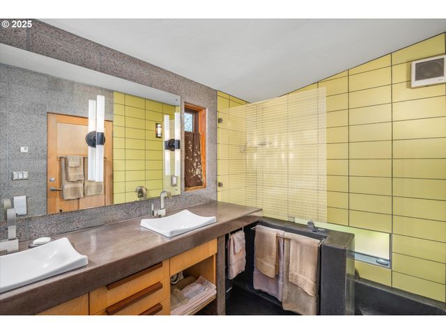 49348 MCKENZIE Hwy, Vida, OR 97488