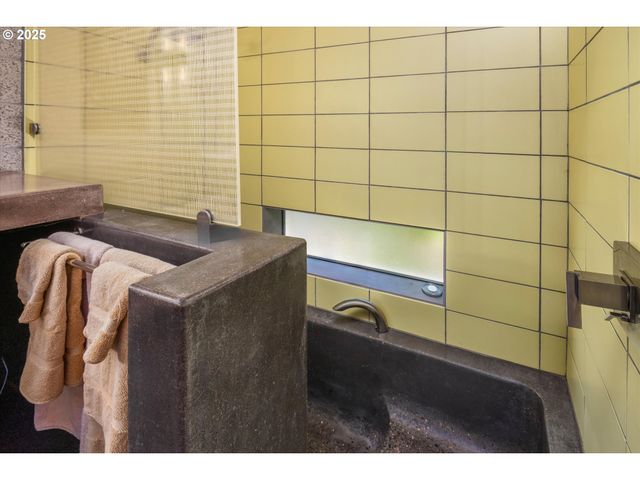 49348 MCKENZIE Hwy, Vida, OR 97488