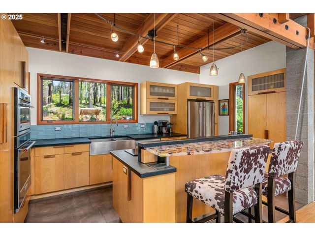 49348 MCKENZIE Hwy, Vida, OR 97488