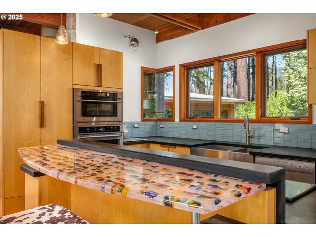 49348 MCKENZIE Hwy, Vida, OR 97488