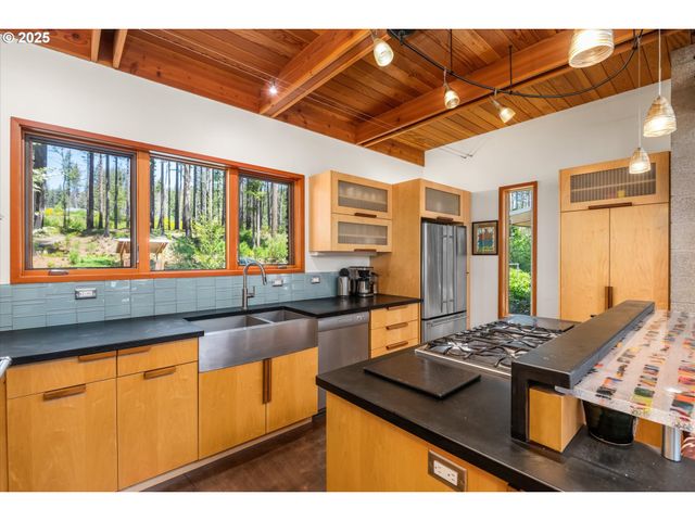 49348 MCKENZIE Hwy, Vida, OR 97488