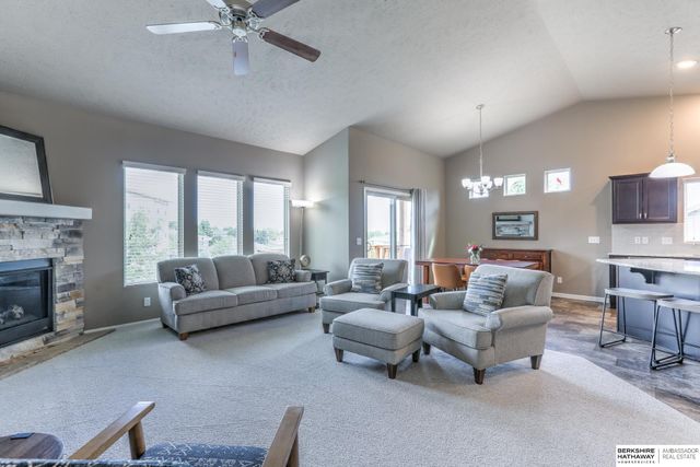 6642 Michael Circle, Papillion, NE 68133