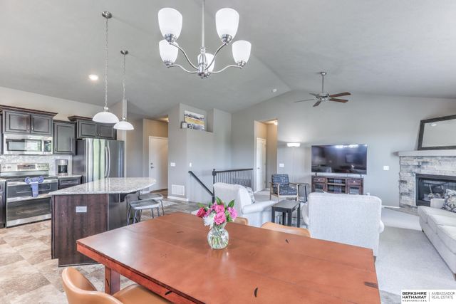 6642 Michael Circle, Papillion, NE 68133