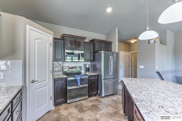 6642 Michael Circle, Papillion, NE 68133