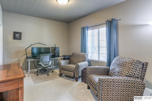 6642 Michael Circle, Papillion, NE 68133