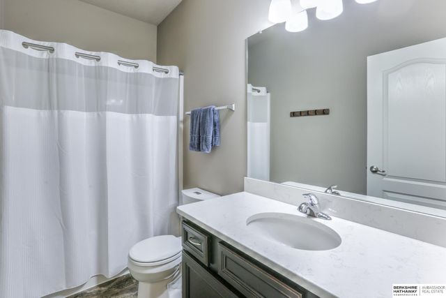 6642 Michael Circle, Papillion, NE 68133