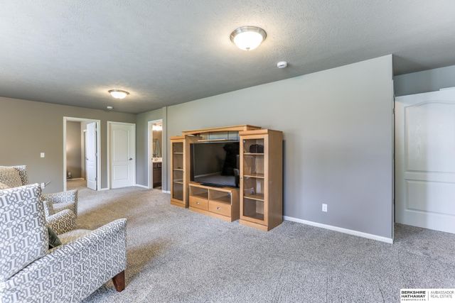 6642 Michael Circle, Papillion, NE 68133