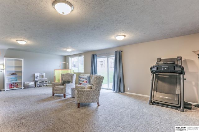 6642 Michael Circle, Papillion, NE 68133