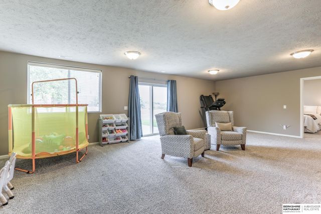6642 Michael Circle, Papillion, NE 68133