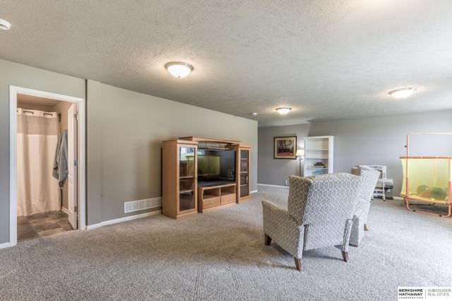 6642 Michael Circle, Papillion, NE 68133