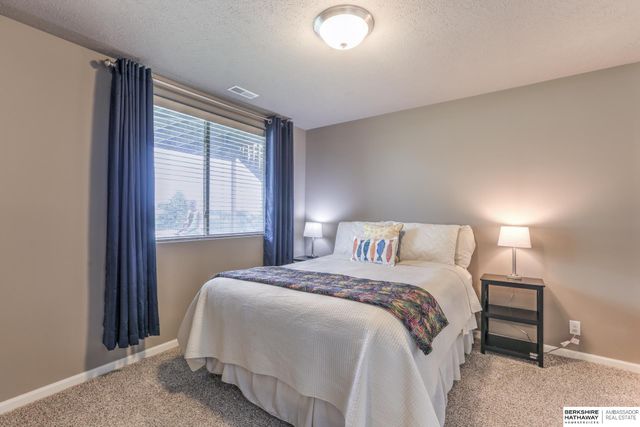6642 Michael Circle, Papillion, NE 68133