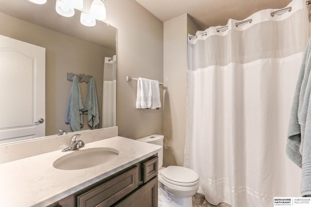 6642 Michael Circle, Papillion, NE 68133