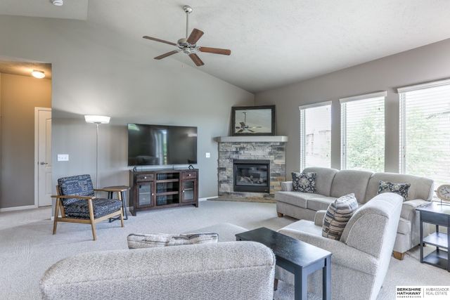 6642 Michael Circle, Papillion, NE 68133