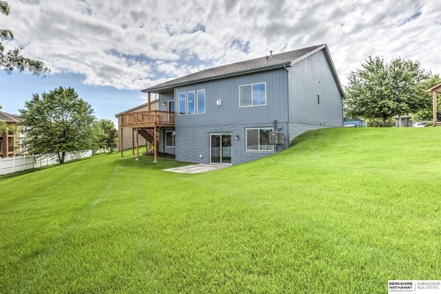 6642 Michael Circle, Papillion, NE 68133
