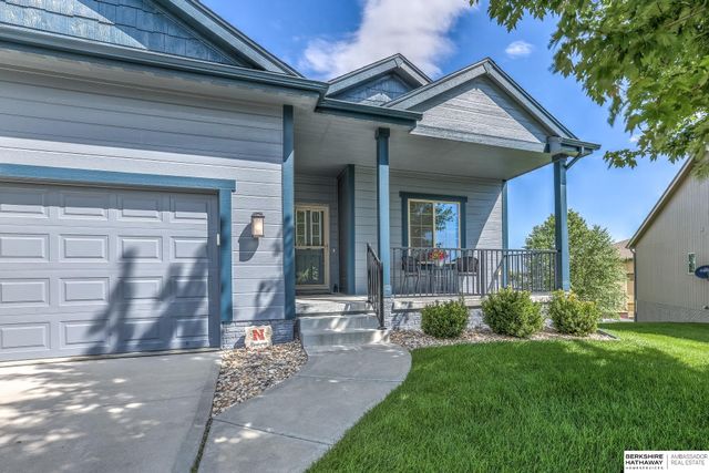 6642 Michael Circle, Papillion, NE 68133