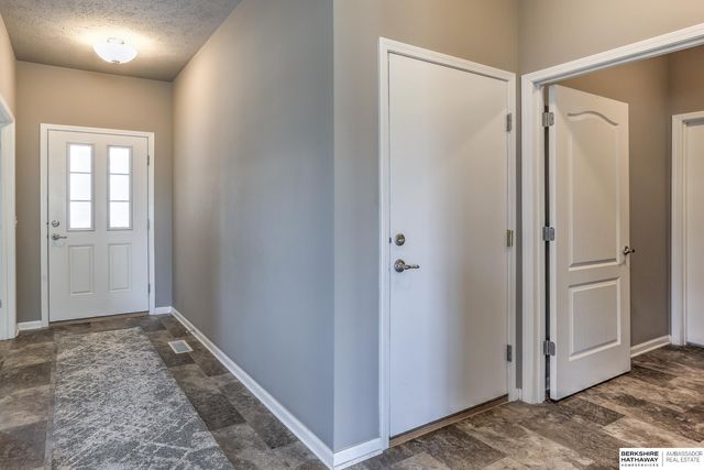 6642 Michael Circle, Papillion, NE 68133