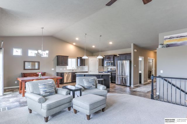 6642 Michael Circle, Papillion, NE 68133