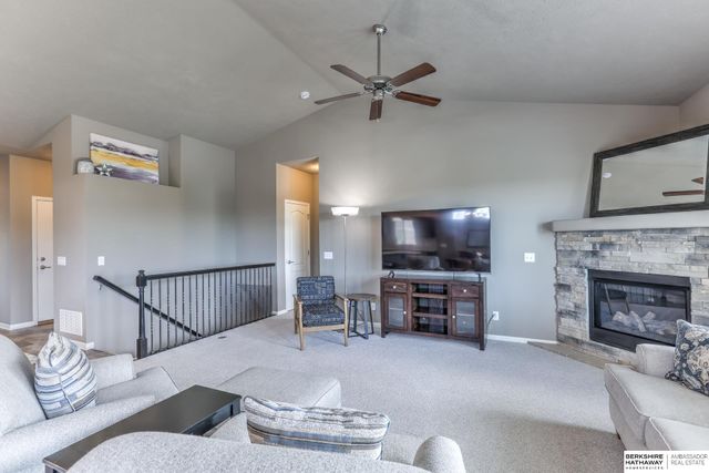 6642 Michael Circle, Papillion, NE 68133