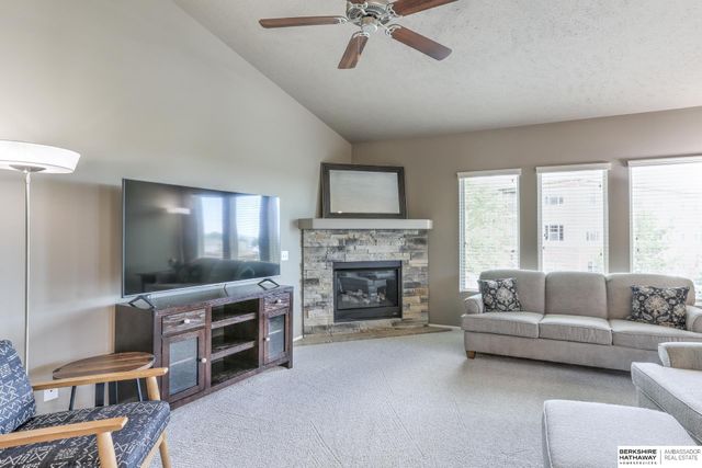 6642 Michael Circle, Papillion, NE 68133