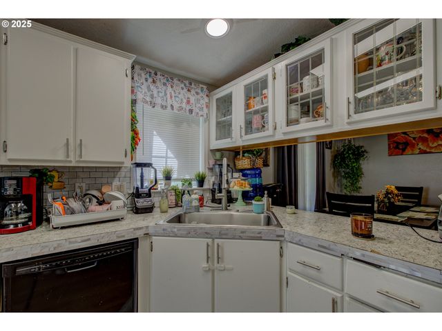 550 S STATE St 139, Sutherlin, OR 97479