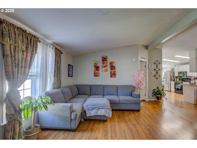 550 S STATE St 139, Sutherlin, OR 97479