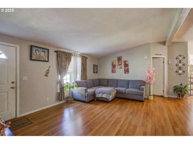 550 S STATE St 139, Sutherlin, OR 97479