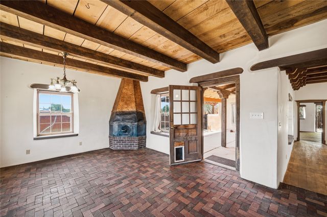 3086 Agua Fria, Santa Fe, NM 87507