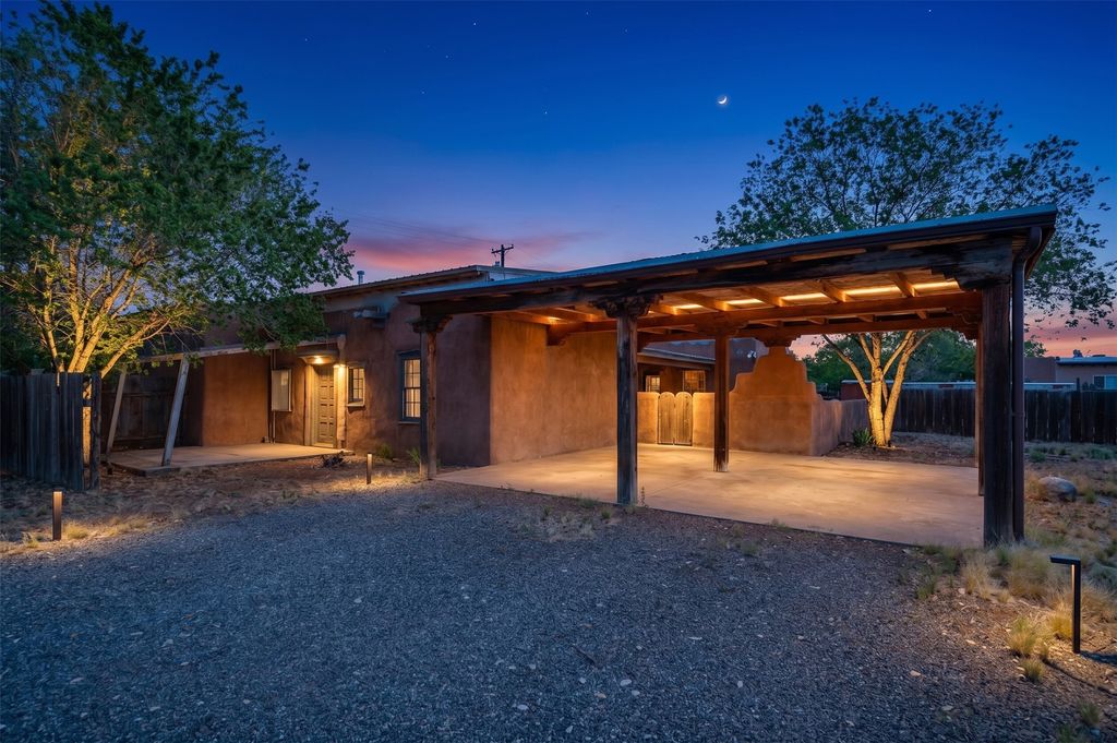 3086 Agua Fria, Santa Fe, NM 87507