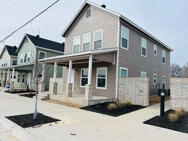 702 E Johnson Avenue B, Springdale, AR 72764