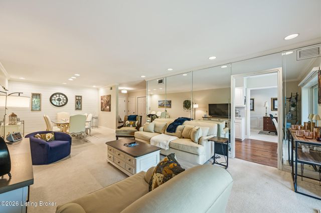 5601 Coach Gate Wynde APT 34, Louisville, KY 40207