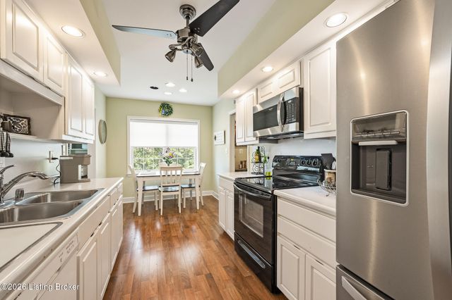 5601 Coach Gate Wynde APT 34, Louisville, KY 40207