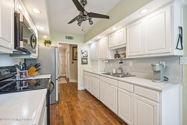 5601 Coach Gate Wynde APT 34, Louisville, KY 40207