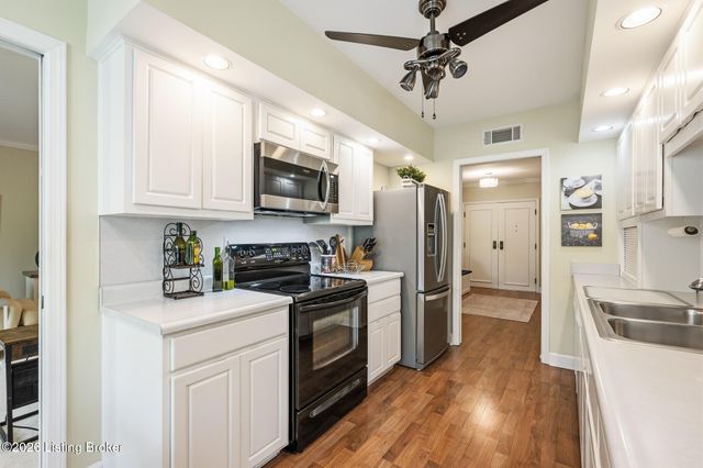 5601 Coach Gate Wynde APT 34, Louisville, KY 40207