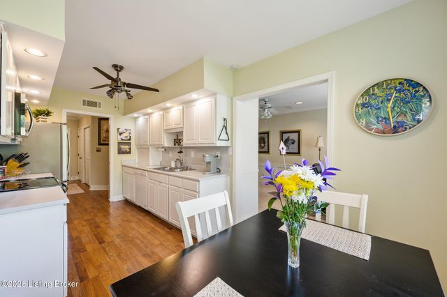 5601 Coach Gate Wynde APT 34, Louisville, KY 40207