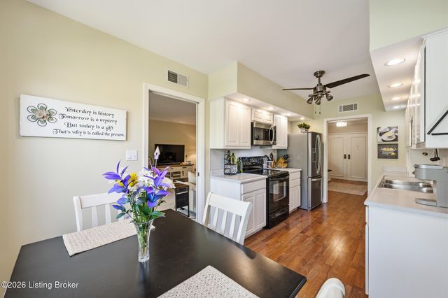5601 Coach Gate Wynde APT 34, Louisville, KY 40207