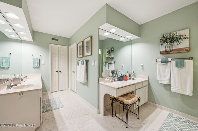 5601 Coach Gate Wynde APT 34, Louisville, KY 40207