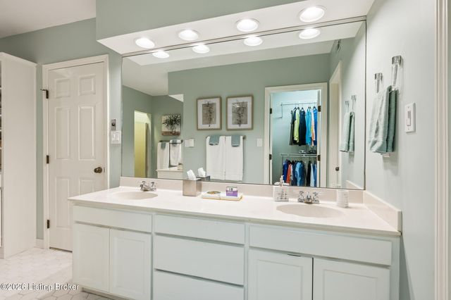 5601 Coach Gate Wynde APT 34, Louisville, KY 40207