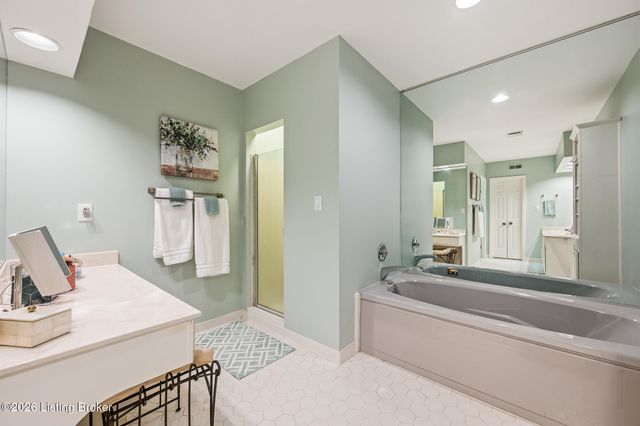 5601 Coach Gate Wynde APT 34, Louisville, KY 40207