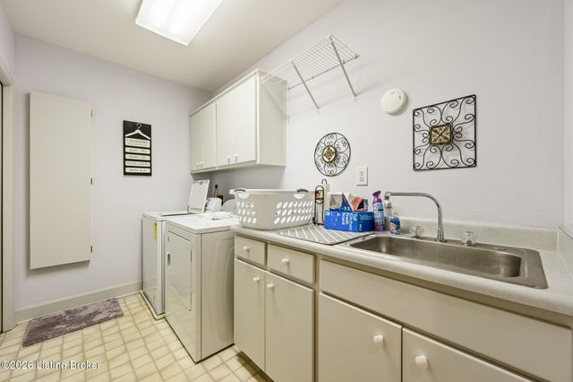 5601 Coach Gate Wynde APT 34, Louisville, KY 40207